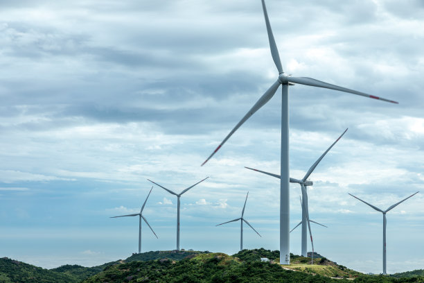 高山蓝天白云风力发电机图片下载