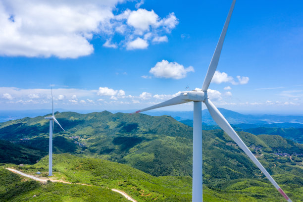 高山蓝天白云风力发电机图片下载