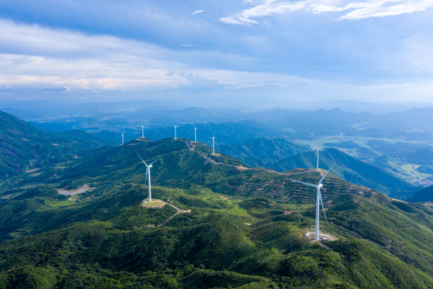 高山蓝天白云风力发电机图片下载