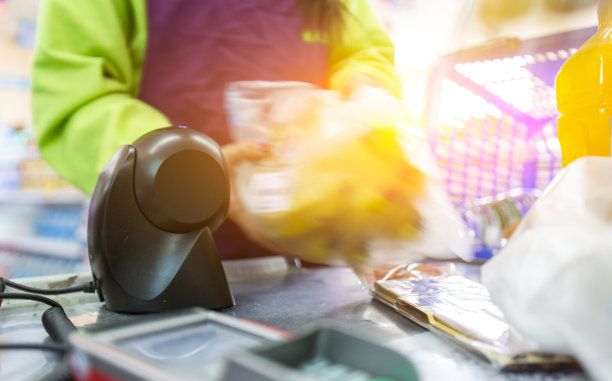 收银台收银员的手扫描包装食品图片下载