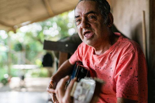 有精神障碍的人弹吉他图片下载