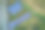 太阳能光伏板安装在后院地面的独立框架上，用于产生清洁的生态电能。自主住宅的概念图片下载