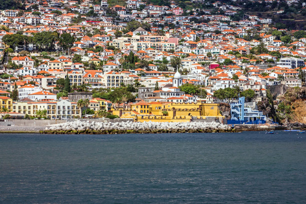 木材、葡萄牙。芬查尔-圣蒂亚戈的老城堡。图片下载