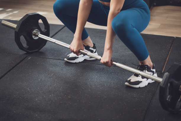 女人在健身房锻炼。库存照片图片下载