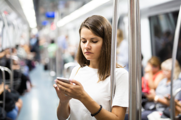 一名女子在地铁车厢里打电话图片下载