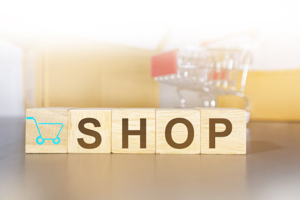 购物车模型与纸板盒模糊的背景和木制的购物图标。图片下载