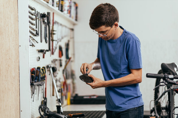 一个在自行车修理店工作的人图片下载