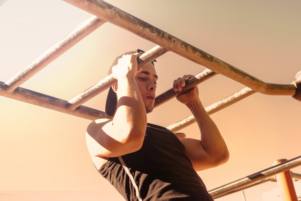 一个做健美操的运动员。图片下载