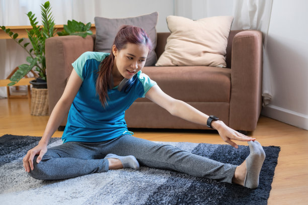 缓解压力，放松肌肉，练习呼吸，锻炼，冥想。女人在度假时在家练习瑜伽和肌肉。图片下载