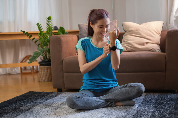 缓解压力，放松肌肉，练习呼吸，锻炼，冥想。女人在度假时在家练习瑜伽和肌肉。图片下载