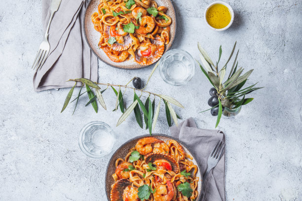 海鲜意大利面。意大利面希望在餐桌上摆放扇贝。图片下载