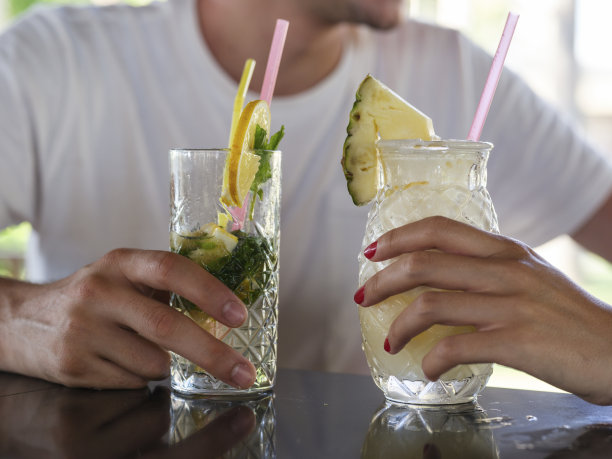 一对情侣在酒吧喝鸡尾酒图片下载