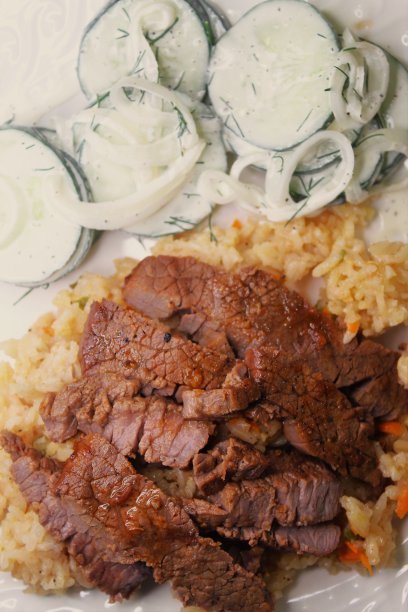 版税免费照片-网站，食物博客，或菜单艺术的最佳食物背景-特别Entrée的厨师的韩国牛肉米饭与奶油香草酱凉爽的夏天黄瓜沙拉-完美美味的晚餐-美味的韩国牛肉图片下载