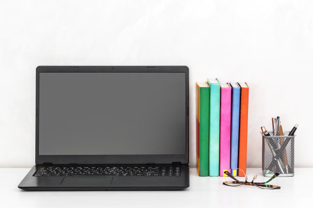 笔记本电脑，黑屏，桌上放着书。图片下载