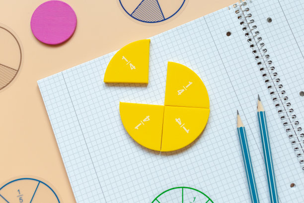 打开记事本，分数，图表，米色背景的铅笔。黄色数学分数的特写部分。回到学校，有趣的学习，数学图片下载