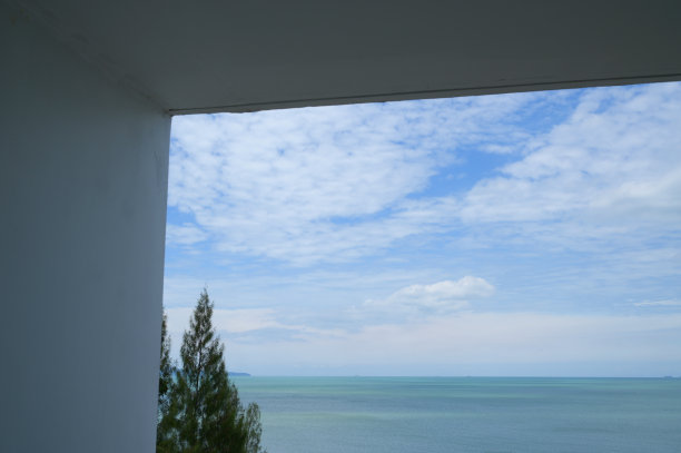 玻璃阳台，海天背景图片下载