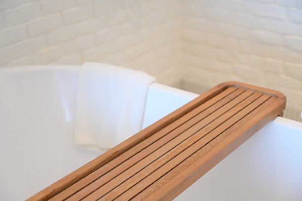 浴室的浴缸里放着白毛巾图片下载