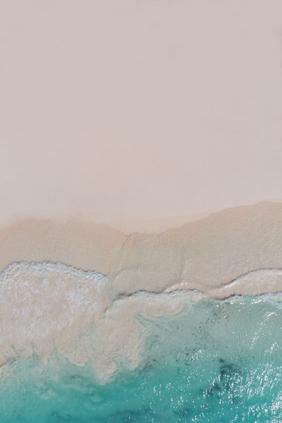 海滩俯瞰，美丽的海滨，沙滩和蓝色的海浪。无人机拍摄,图片下载