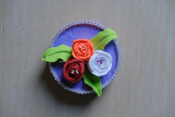 花卉工艺品由彩色丝绒面料制成图片下载