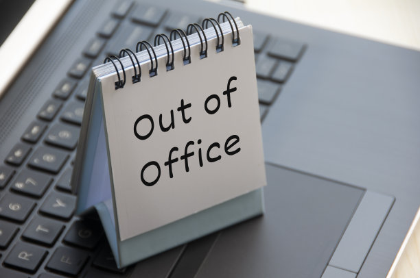 办公之外的文本在日历桌上的笔记本电脑上。图片下载