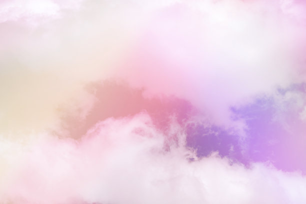 美丽甜美的粉彩橙粉色彩色的蓬松的云在天空。多色彩虹图像。抽象幻想成长之光图片下载