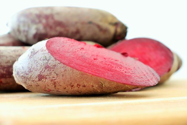 红甜菜或甜菜根放在木桌上。图片下载