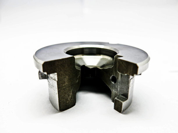 1件铁金属奇形机床备件通过步骤从数控机床工程程序铺设在白色背景上图片下载