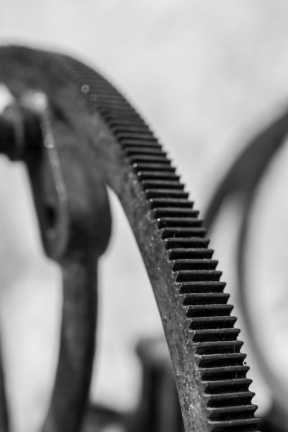 古董齿轮，带滑轮和皮带的古董机械链轮。Bnw。黑色和白色。古董机械齿轮图片下载