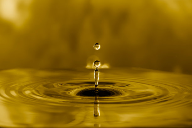 烹饪油滴，涟漪带着模糊的背景。图片下载