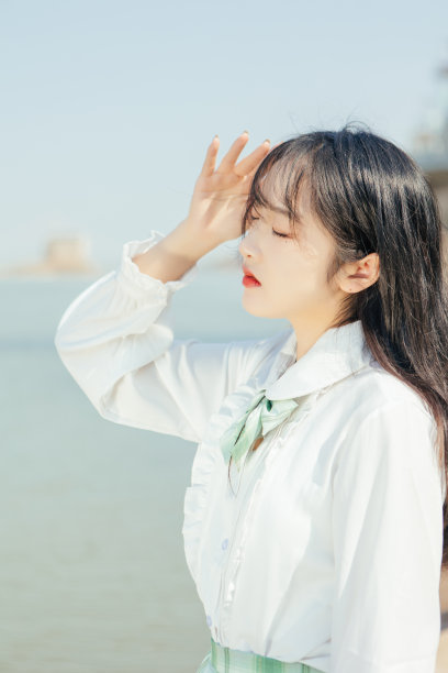 美女们在海边旅行看风景图片下载