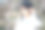 美丽的女孩在公园里欣赏鲜花图片下载