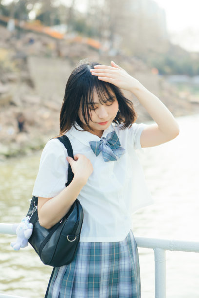 在海边度假的穿制服的学生图片下载