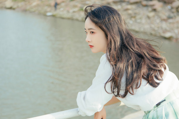 在海边度假的穿制服的学生图片下载