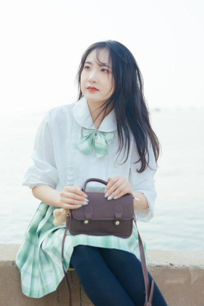 在海边度假的穿制服的学生图片下载