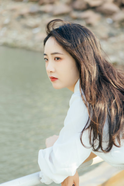 在海边度假的穿制服的学生图片下载