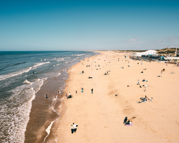从高空俯瞰拥挤的海滩图片下载
