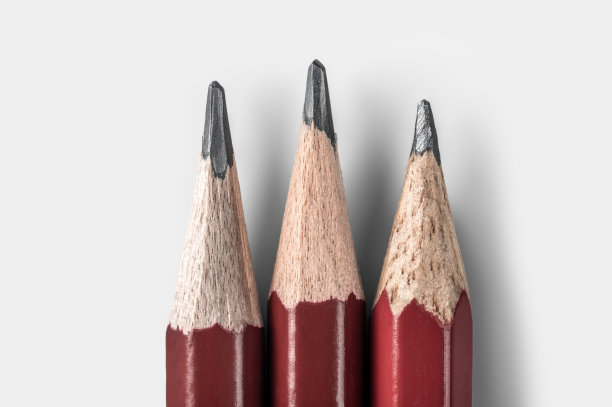 三支削尖的铅笔在白色背景上孤立地靠近。绘图、起草和制定行动计划的工具图片下载