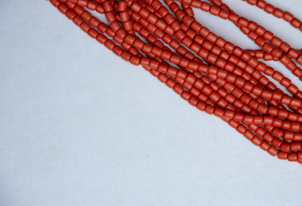 白色背景的红色乌克兰民族珠宝图片下载