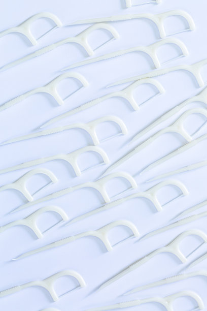 牙齿剔牙器，舌头清洁器，牙线剔牙和牙刷在白色背景，俯视图图片下载