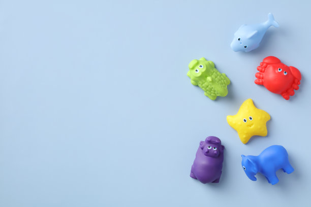 蓝色背景的婴儿沐浴玩具。平铺，俯视图。图片下载