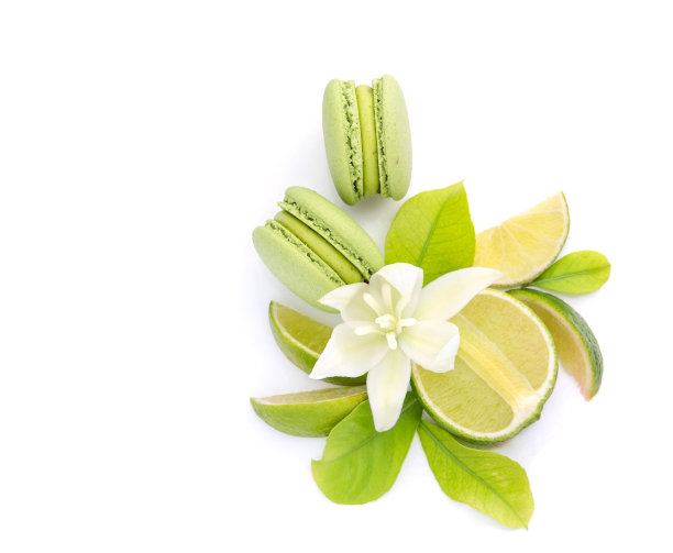 多汁的柠檬水果和白色背景的绿色马卡龙图片下载