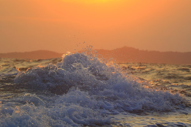 日落时的海浪图片下载
