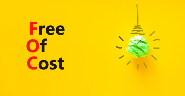 FOC无成本符号。概念词FOC免费成本在黄色的纸上一个美丽的黄色背景。绿色灯泡图标。业务和FOC无成本概念。副本的空间。图片下载