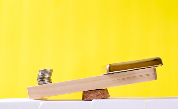 秤上比金条还重的一堆硬币图片下载