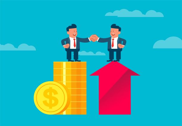 成功的商业合作理念，商人站在一叠金币上，与商人站在红箭头上握手图片下载