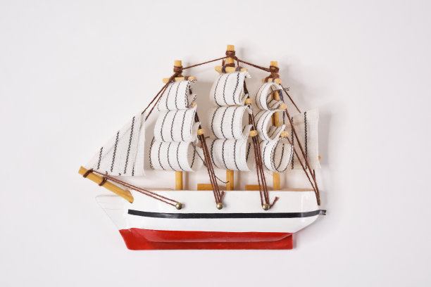 白色背景的玩具船，模型船图片下载