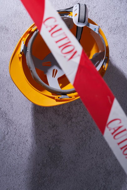 路障胶带和施工头盔图片下载