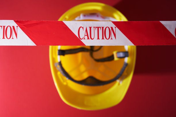 路障胶带和施工头盔图片下载