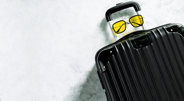 黑色旅行袋，黑色行李箱设置在黑色背景，俯视图图像，平面布局。旅行极简概念，黑色与黑色经典的行李模型，大小不一。旅行箱配件套装，旅途图片下载