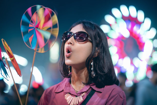 美丽的年轻女子享受在一个集会。图片下载